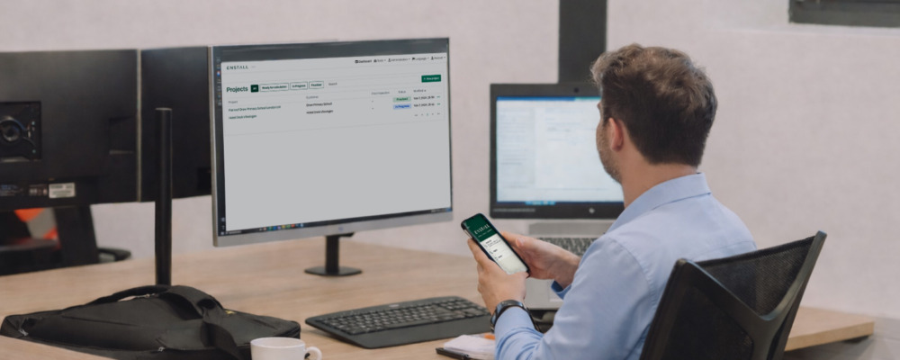 Calculator schermen en persoon 1 700×400