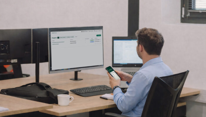 Calculator schermen en persoon 1 700×400