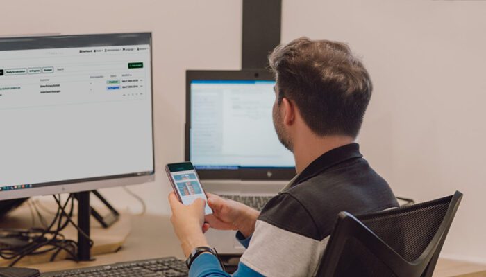 Calculator schermen en persoon 1000×400