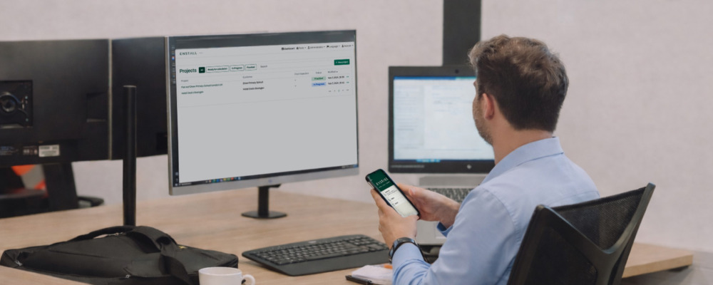 Calculator schermen en persoon 1000×400